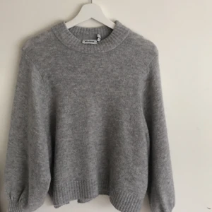 Stickad tröja - Stickad tröja från Weekday i jätte bra skick. Storlek S!