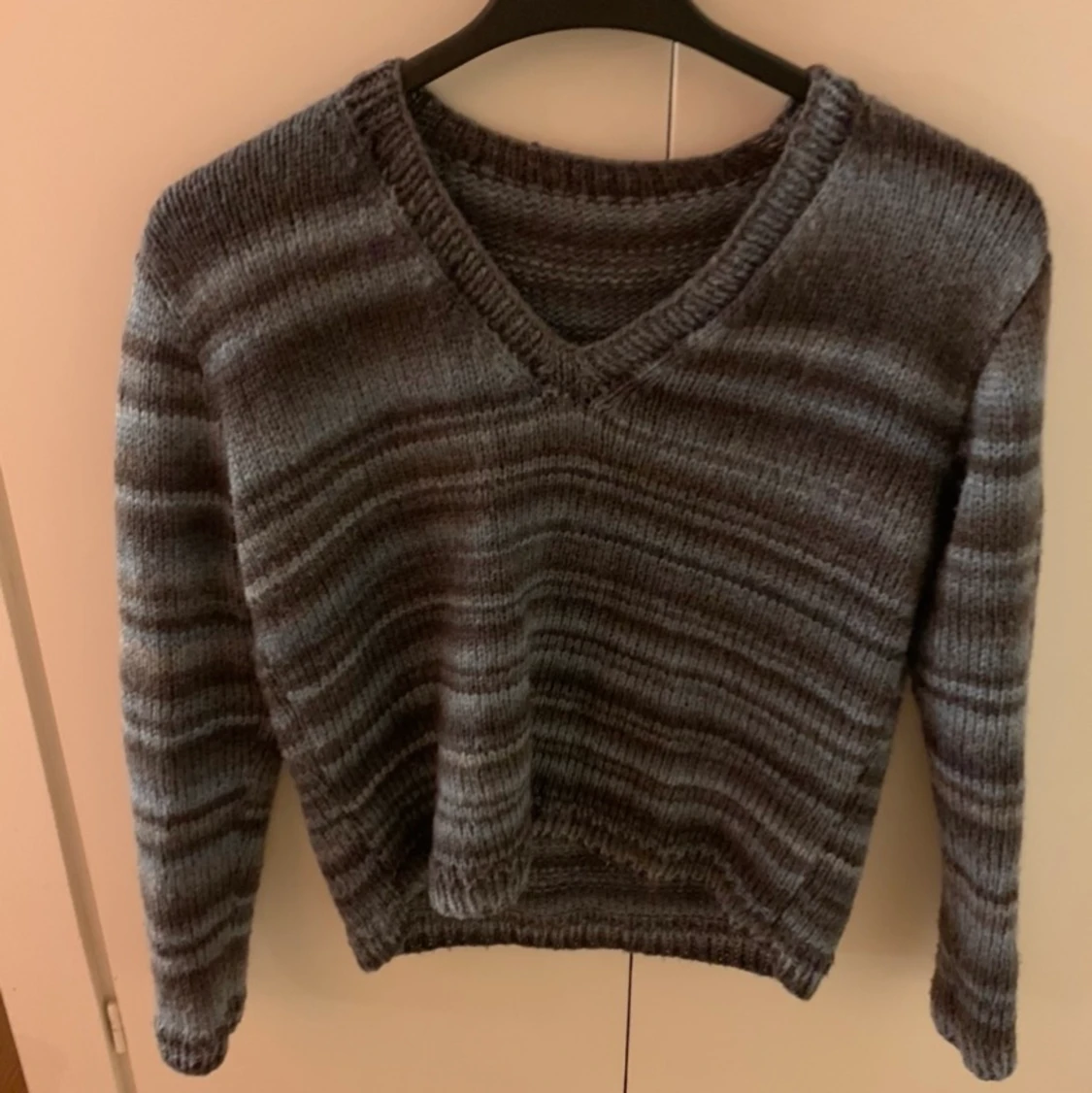Blå/grå randig stickad tröja  - 90