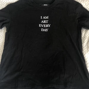 T-shirt - Svart t-shirt med tryck, knappt använd från Bershka. Storlek S