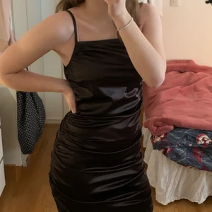 Brun sidenklänning - Sjukt snygg klänning, men använder aldrig! Lappen sitter kvar. Strl M men passar mindre och större eftersom den är stretchig! Färgen syns bäst på sista bilden❤️ 