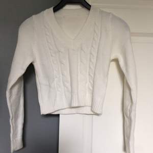 Säljer denna vita tröja från shein då den inte kommer till användning. Tröjan har jättebra kvalitet och är jättestretchig. Köparen står för frakt.