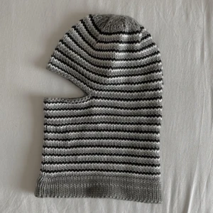Balaklava - Grå/glittrig, svart och vit balaklava köpt från Nelly, aldrig använd
