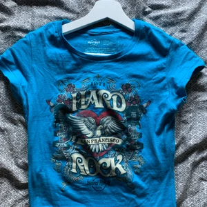 Babytee  - Oanvänd t shirt, säljer för att den inte kommer till användning. Skriv privat om ni har några frågor eller är intresserade. Det är plus frakt ‼️såld ‼️