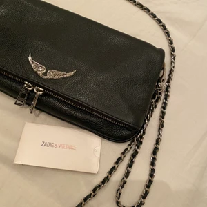 Zadig väska  - Säljer min väska från Zadig & Voltaire som är i mycket bra skick! Väskan är mycket praktiskt och rymmer mycket saker, älskar denna väskan! Säljer den då jag köpt en annan väska och längre inte använder denna! Skulle säja att den är i 9/10 i kvalitet! 