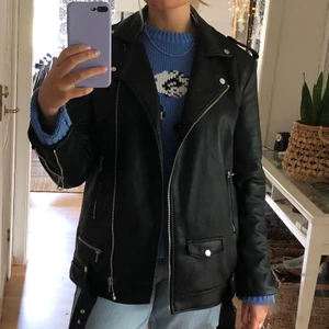 Skinnjacka  - En snygg och trendig skinnjacka som är perfekt inför våren!! Använd bara ett fåtal gånger. Orginal pris är 499kr. Frakten kostar men är inte helt säkert på hur mycket den går på.