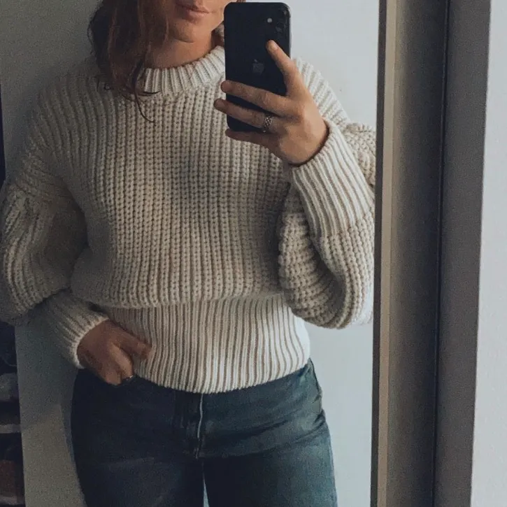 Sparsamt använd tröja från Zara i storlek L, (beige). Sitter bra på mig som vanligtvis bär M! Hör av er vid frågor eller fler bilder ✨. Tröjor & Koftor.