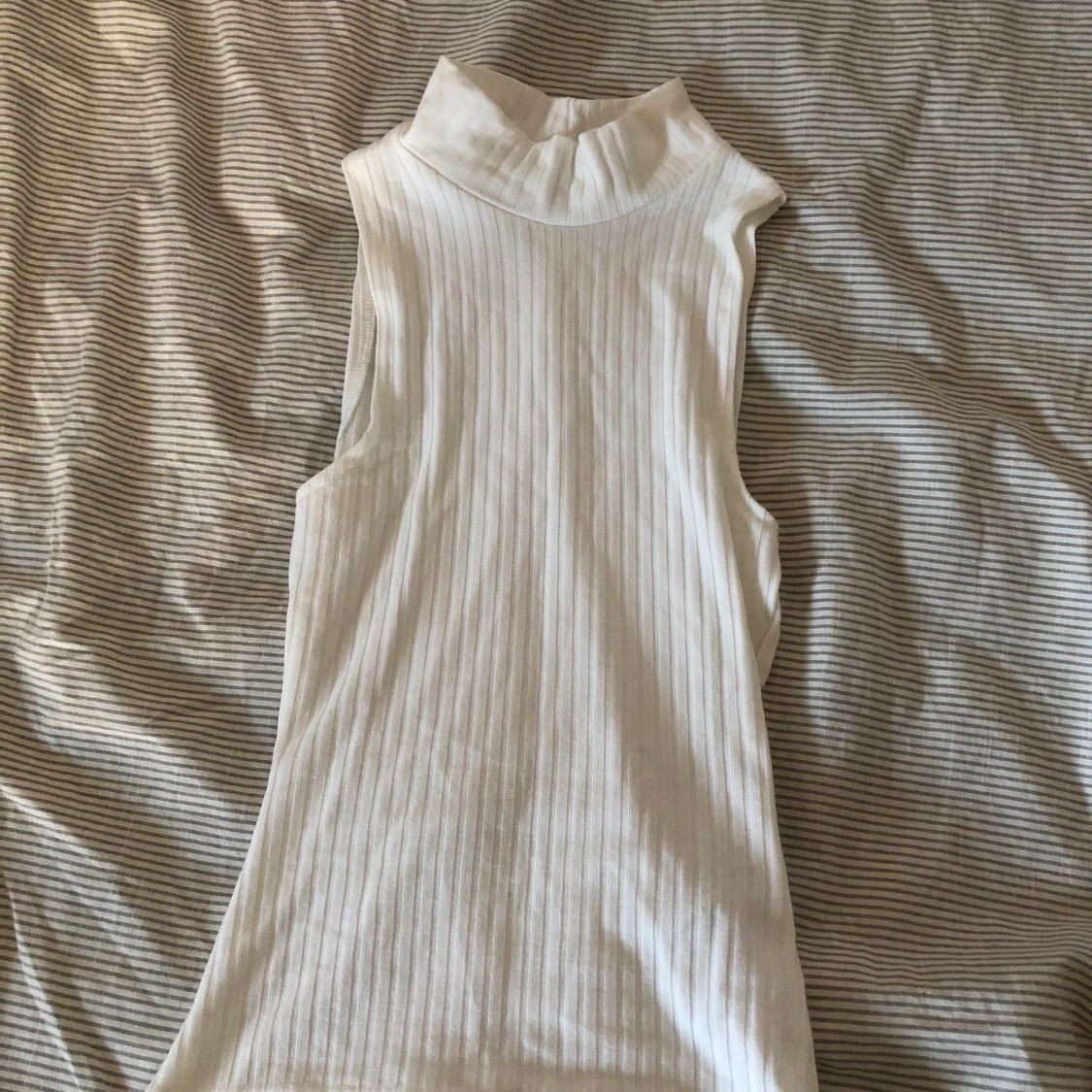 Linne med hög krage 