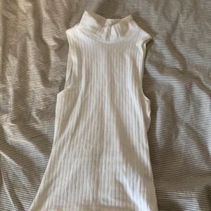 Linne med hög krage  - Linne med hög krage. Endast använd en gång. 