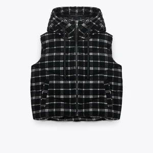 Helt ny zara väst - Helt ny trendig Zara väst, endast provad. Säljer för att den var för stor. Tar slut jättesnabbt på deras hemsida!! Om fler bilder önskas så kom privat🤗💓