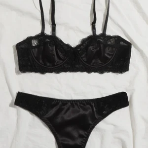 Satin underkläder - Satin underkläder i storlek m. Oanvända såklart och även otestade jag har 75B och tror att de skulle passa mig kanske en c kupa med. 