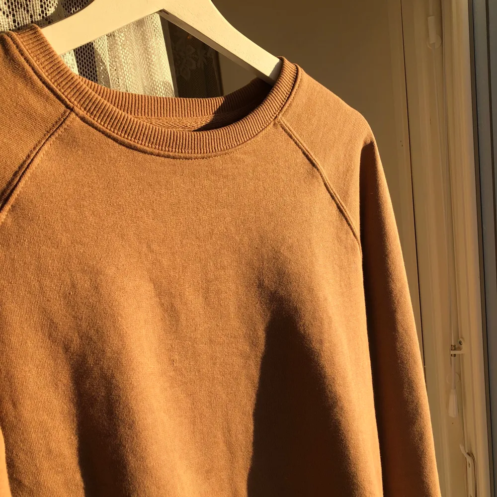 Säljer denna fina bruna sweatshirt i fint skick!🤎🤎 Den är mjuk och sitter snyggt 🧸 Tveka inte att kontakta om du vill ha fler bilder eller har frågor ☺️ Buda här i annonsen så blir det enklast 🌈. Tröjor & Koftor.