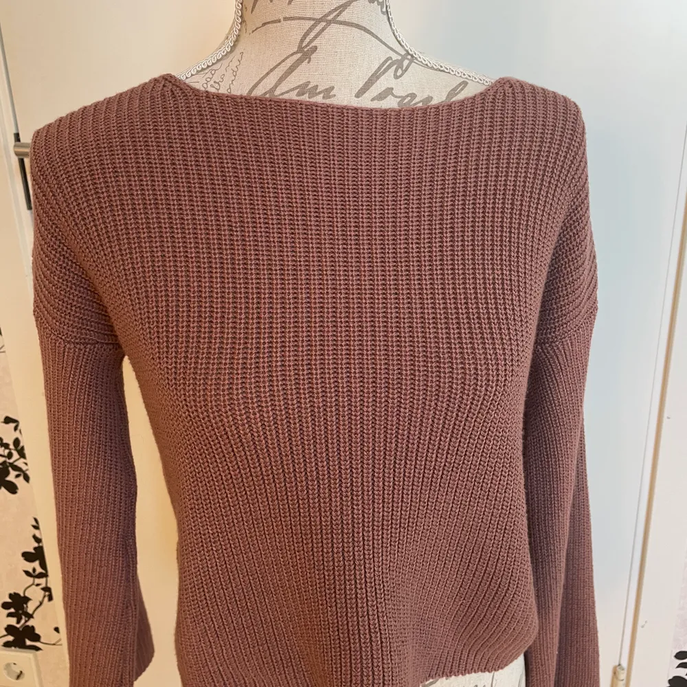 En fin brun/rosa stickad tröja med visa ärmar, den är använd en gång.  Tröjan kommer från nakd och är i storleken xxs men skulle mer säga att den är som en xs. Stickat.