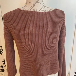 Stickad tröja  - En fin brun/rosa stickad tröja med visa ärmar, den är använd en gång.  Tröjan kommer från nakd och är i storleken xxs men skulle mer säga att den är som en xs