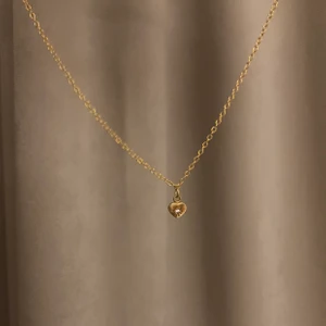 kort halsband med guldhjärta! - Kort kedja i guldfärgad mässing och guldplaterat hjärta! Stenen har en liten sten i mitten✨ 