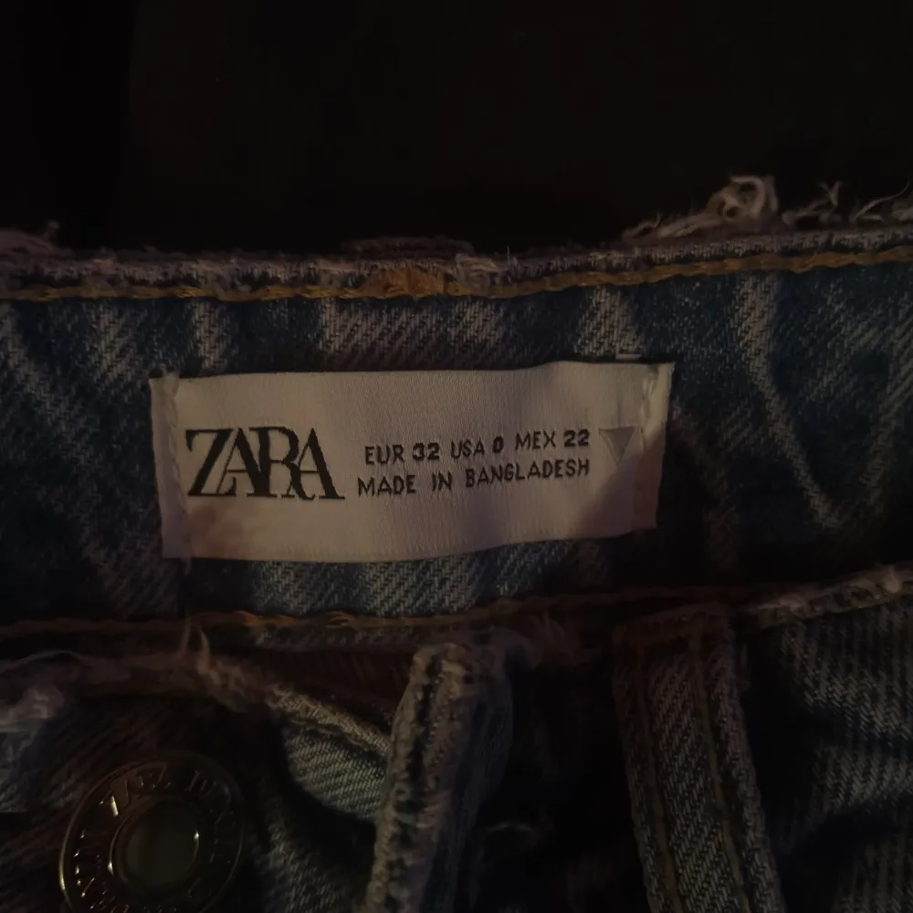 Blåa mom jeans med hål från Zara💓 Jättefint skick och säljs eftersom dom är för småa tyvärr. Säljer för 100+frakt💓💓. Jeans & Byxor.