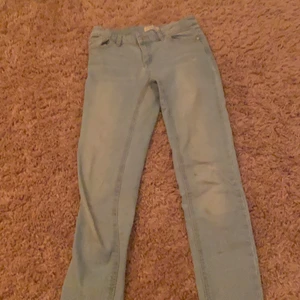 Byxor - Hej jag säljer detta par byxor för 120kr st 146 ganska bra skick använt ganska många gånger 