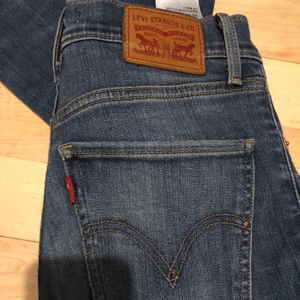 Levis jeans - Levis jeans i slim modell. Så himla fin färg men inte längre min stil. Inga slitage förutom ett litet litet lagat hål vid rumpan som inte alls syns när man har på sig dem. Strl 26 i midjan och passar mig som är 167 och vanligtvis har 38 i jeans. Passar också 36.