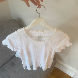 Odd molly topp - Vit ribbstickad t shirt med lite spets vid kragen  Använd fåtal gånger   Storlek 1 = storlek s 