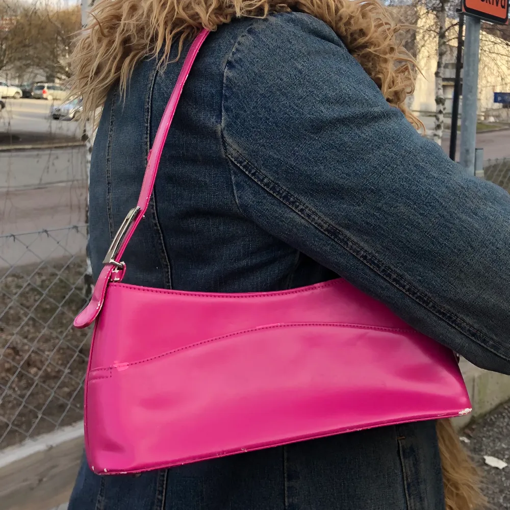 Super gullig rosa väska som är mellan storlek rymmer hufsat mycket💞. Väskor.