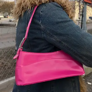 Super gullig rosa väska som är mellan storlek rymmer hufsat mycket💞