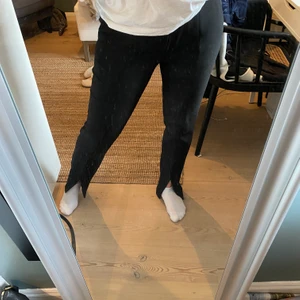 Kostymbyxor  - Snygga och bekväma kostymbyxor från zara med en slits framtill. De är varken höga eller låga i midjan. På mig sitter de varken för löst eller tajt. Köparen står för frakten😜 