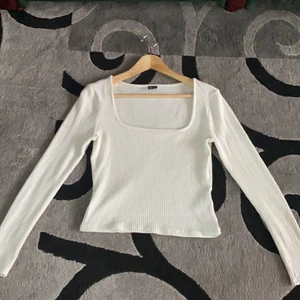 Gina tricot stickad off shoulder tröja storlek L - Nytt skick, sommar tröja, köpte den förra sommaren och har aldrig haft på mig den, stickad vit off shoulder tröja och liten i storleken