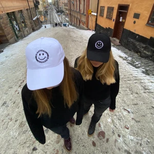 Keps  - Coola kepsar från Cappeduf UF. Finns i svart, vit och grön. På kepsarna står det ”iustitia omninus” vilket betyder rättvisa för alla på latin. Det är nämligen så att när du köper kepsen är du med och bidrar till välgörenhetsorganisationen Amnesty som kämpar för människors rättvisor! 