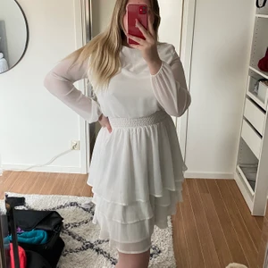 Vit klänning  - Säljer min jättefina studentklänning då den inte är till användning längre! Använd enbart 1 gång och är i jättefint skick! Luftigt material och passar perfekt till om de både är lite svalare men även varmare ute! Köparen står för frakt 🥰