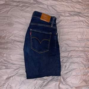 ”High rise straight 724” Jeans från Levis! Knappt använda🤘🏽Nypris 899kr