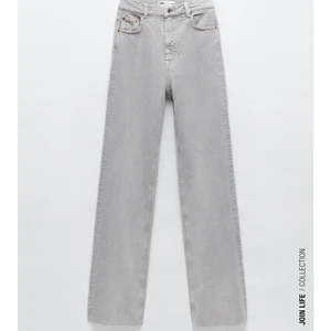 Zara jeans - 90 wide leg smoky! Helt slutsålda på hemsidan. Storlek 36 och uppklippta jättelite. Modellen är 165 cm lång