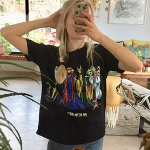 T-shirt  - Helt oanvänd t-shirt från zara. Disney-motiv. 