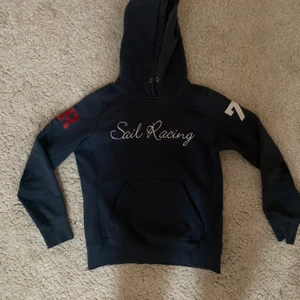 Marinblå Sail racing hoodie  - En fin marinblå hoodie i bra skick som är ganska liten i Stolek så funkar som S också!