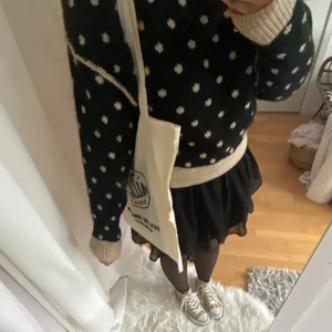 Stickad tröja - Det går att vända på den ut-och-in, så får den en annan färg🤩  BUD: 200kr