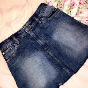 Jeans kjol storlek 32 - Otroligt fin jeans kjol från H&M, säljer denna för att den tyvärr är för liten. Fin skick, precis som ny 