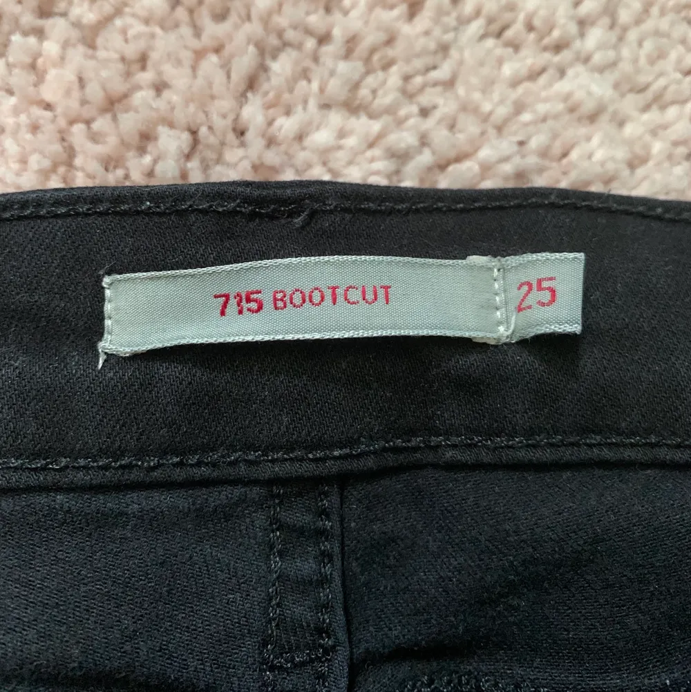 Jättefina och sköna svarta levis 715 bootcut jeans i storlek 25. Väldigt bra skick. Tar emot swish, köparen står för frakten:). Jeans & Byxor.