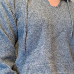 Jätte snygg cashimr hoodie  - Nu är det dags för denna fina hoodie att 🎸 någon Annas outfit. Jätte bra skick