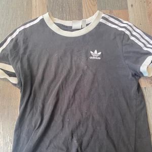 Adidas  - Svart adidas t shirt