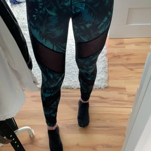 Träningsbyxor  - Träningsbyxor med mesh mönster på låren. Lågmidjade och sitter otroligt bra! Kontakta mig vid fler bilder eller andra frågor. 🤍