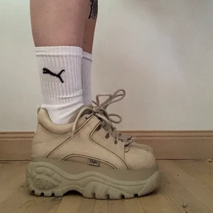 Buffalo sneakers - Helt nya buffalo sneakers i strl 37. Använda ca 2 ggr. Säljer pga aldrig kommer till användning. 1100:- + frakt🌟 nypris 1700!