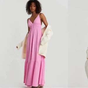 Rosa klänning - Rosa klänning från Gina tricot, strl. M. Går till marken på mig som är 170. Inte 100 på att sälja men vid bra bud går det💗 den är kvar!