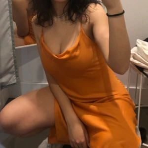 Hm silky klänning  - Perfekt till sommaren, den har några märke och en liten prick, kan skicka bild på dem! frakt tillkommer eller så kan vi mötas upp i gbg. Pm vid frågor!!!