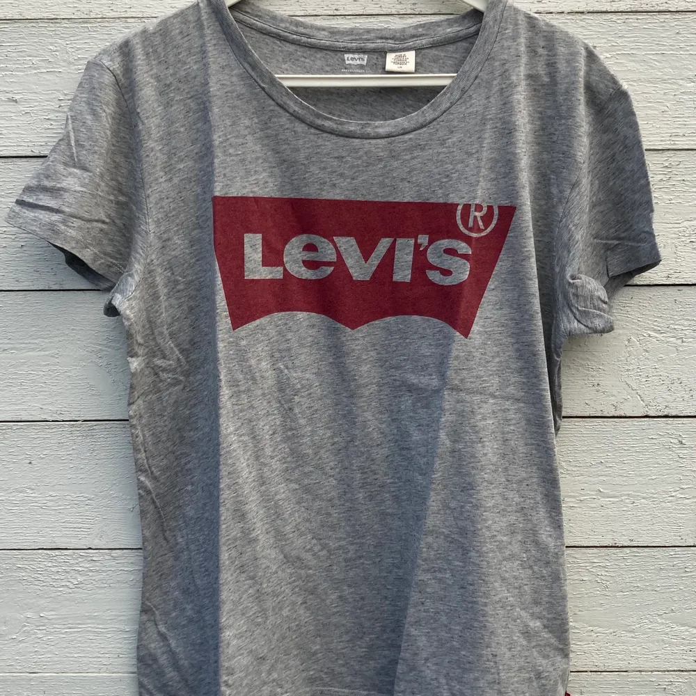 Snygg klassisk Levis T-shirt i grått med det röda märket på. T-shirts.