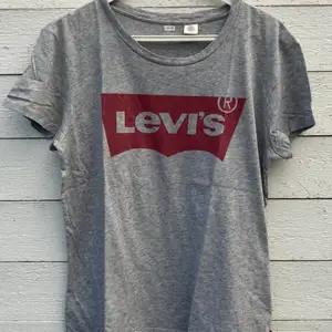 Snygg klassisk Levis T-shirt i grått med det röda märket på