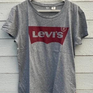 Grå Levis-T-shirt - Snygg klassisk Levis T-shirt i grått med det röda märket på