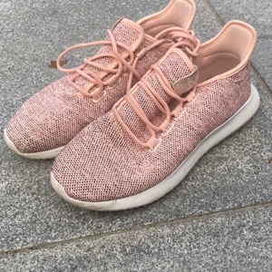 Rosa gympaskor, adidas - Snygga gympaskor som är rosa med svart melering. Använd endast ett fåtal gånger