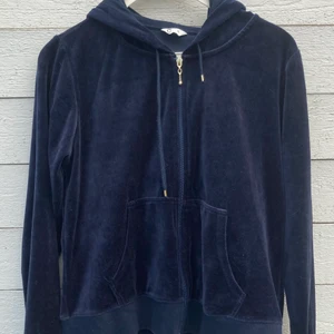 Mörkblå munkjacka - Mysig munkjacka från Cubus i Velour med gulddetaljer