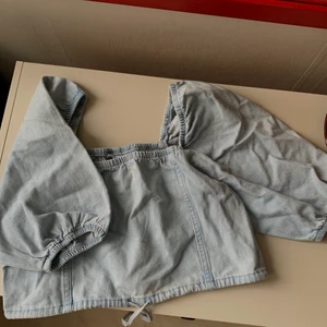 Supersöt sommartopp - En jeanstopp från weekday oanvänd endast testad! Tror verkligen denna hade varit 11/10 på någon annan men tyvärr inte på mig😩 