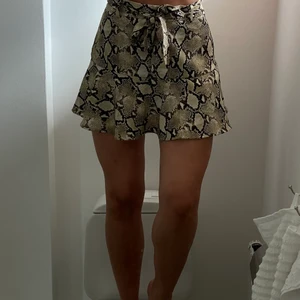 Shorts kjol - Shorts som ser ut som kjol, perfekt när man inte vill riskera att flasha!😂 snyggt ormönster från Zara! Använd fåtal gånger 