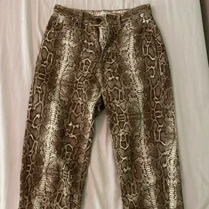 Snakeprint jeans strl 32  - Säljer dessa helt slutsålda skit häftiga snakeprint momjeans pga att de tyvärr är för små för mig. Köpta för 400 kr. Jeans materialet har väldigt bra kvalitet och känns som vanligt standard jeans material utan stretch. Plagget är i väldigt bra skick, bara använt 1 gång. Kunden står för frakt!! 💕💕🌻🌻✨✨