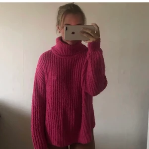 Stickad tröja  - Stickad tröja i stl S men passar XS-M beroende på hur du vill att den skall sitta, otroligt fin rosa färg